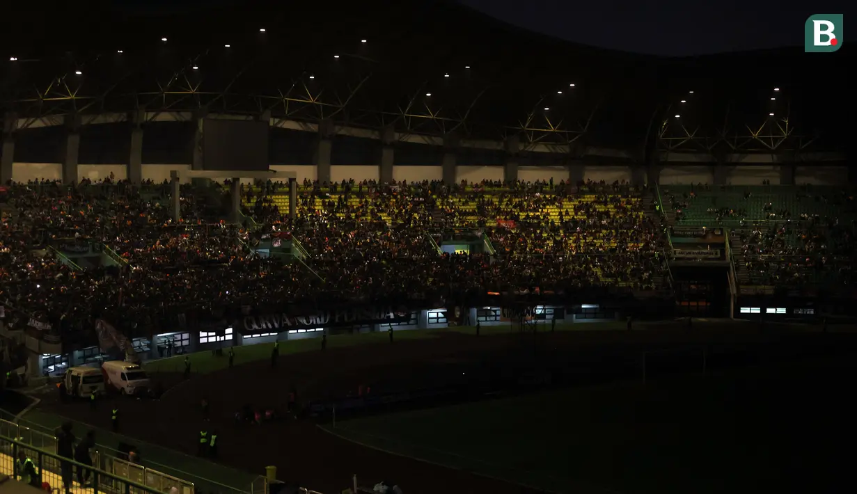 Suasana tribune stadion Patriot Candrabhaga setelah lampu stadion padam pada menit ke-15 saat laga uji coba antara Persija Jakarta melawan Ratchaburi FC, Minggu (25/6/2023) malam WIB. (Bola.com/Abdul Aziz)