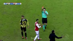 Juara bertahan Feyenoord mengalami kekalahan 3-1 dari Vitesse, dan mereka harus mengakhiri laga dengan 9 pemain karena dua kartu m...