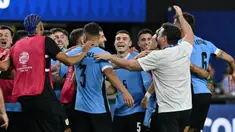 Gelandang Uruguay, Manuel Ugarte (tengah) merayakan dengan rekan setimnya setelah mencetak gol dalam adu penalti untuk memenangkan pertandingan perempat final Copa America 2024 melawan Brasil di Stadion Allegiant, Las Vegas, Nevada pada 6 Juli 2024 atau Minggu 7 Juli 2024 WIB. (Robyn BECK/AFP)
