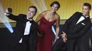 Pesepak bola cantik, Carli Lloyd, selfie bersama aktor James Nesbitt dan pemain Real Madrid, Cristiano Ronaldo, saat menghadiri FIFA Ballon d'Or 2015 di Zurich, Swiss, Senin (11/1/2016). (AFP/Olivier Morin)