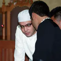 Sandy Tumiwa terlihat sedang serius berdiskusi dengan kuasa hukumnya. (Deki Prayoga/Bintang.com)