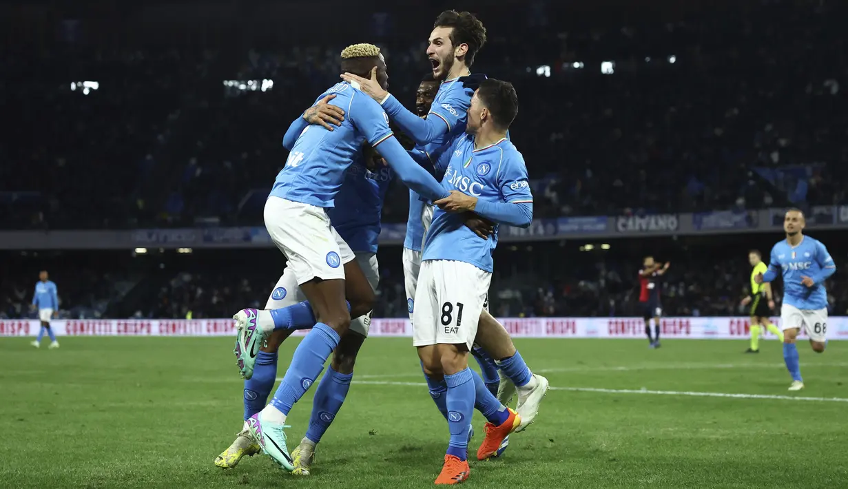 Dua gol Napoli dicetak Victor Osimhen (69') serta Khvicha Kvaratskhelia (75') yang memanfaatkan umpan striker asal Nigeria itu. (Alessandro Garofalo/LaPresse via AP)