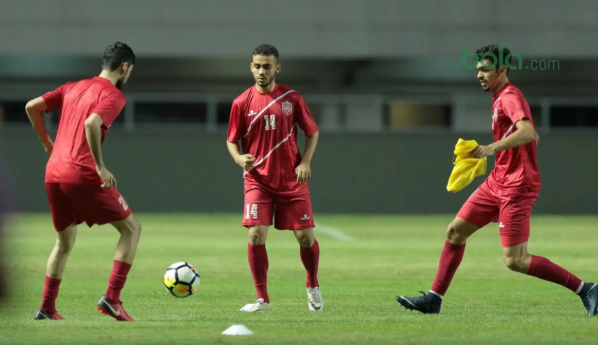 Aksi para pemain muda Bahrain saat uji coba lapangan di Stadion Pakansari, Bogor, (26/4/2018). Bahrain menjadi salah satu peserta yang akan mengikuti ajang PSSI Anniversarry Cup 2018. (Bola.com/Nick Hanoatubun)