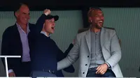 Pangeran William (kiri) dan John Carew bersorak setelah memastikan Aston Villa mengalahkan Derby County 2-1 di final play-off di Wembley Stadium dan promosi ke Premier League (27/5/2019). (Bola.com/Adrian Dennis)