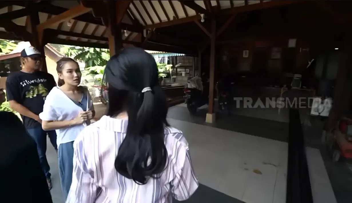 Banguan yang dibuat terbuka dengan tiang kayu besar ini merupakan bengkel di rumah pemeran Mandra dalam sinetron Si Doel Anak Sekolahan ini. Tampak beberapa mobil tua di dalam bengkel ini. [Youtube/TRANS7 OFFICIAL]