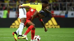Bek timnas Kolombia, Yerry Mina berebut bola dengan pemain Inggris, Raheem Sterling pada babak 16 besar Piala Dunia 2018 di Stadion Spartak, Selasa (3/7). Selain adu penalti, sebuah kejadian menarik tertangkap kamera pada laga itu. (AFP/FRANCK FIFE)