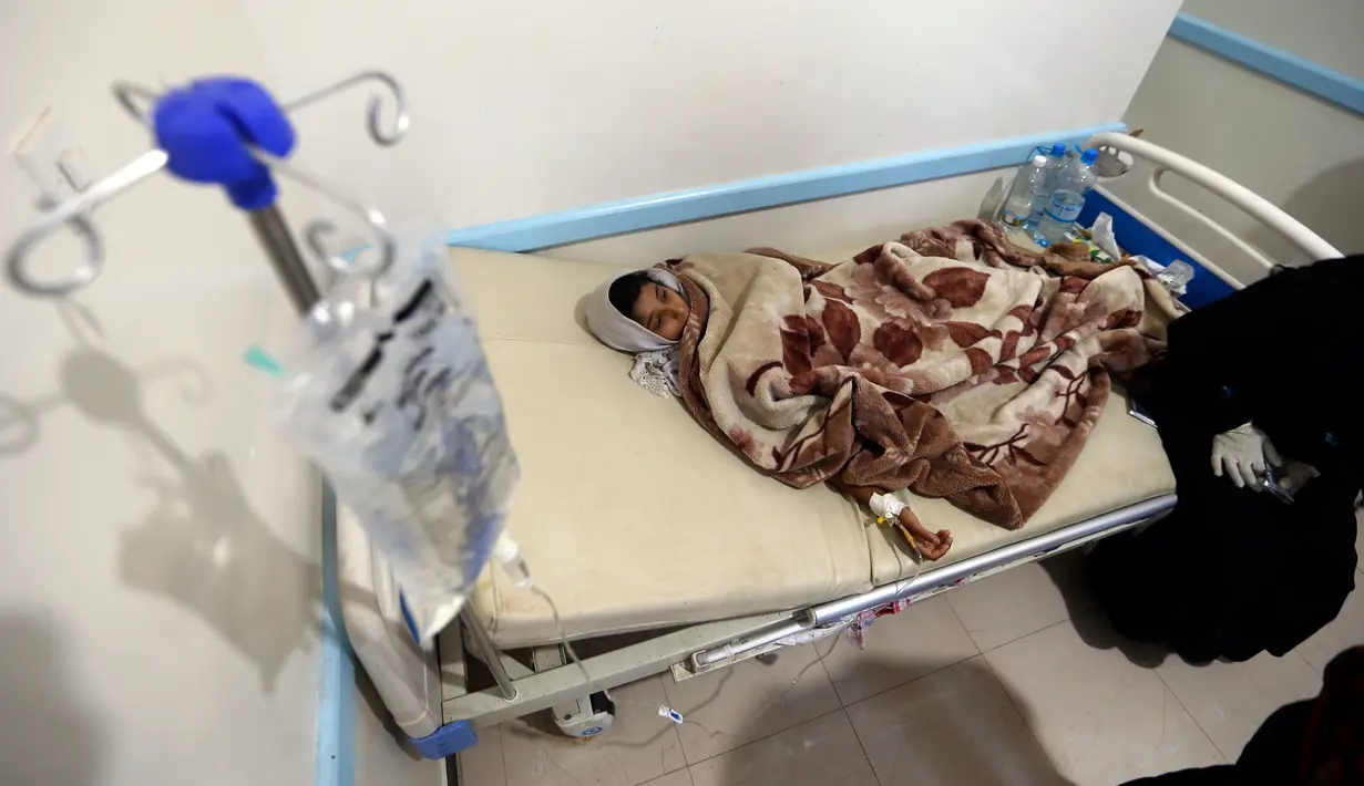 Seorang anak yang diduga terinfeksi kolera dirawat di sebuah rumah sakit di Sanaa, Yaman (15/5). Kolera adalah infeksi bakteri pada usus halus yang bisa menyebabkan diare parah dan dehidrasi serta dapat menyebabkan kematian. (AFP Photo/Mohammed Huwais)