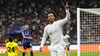 Pemain Bayern Munchen Leroy Sane merayakan setelah pemain Inter Milan Danilo D'Ambrosio mencetak gol bunuh diri untuk membawa Bayern memimpin 2-0, pada pertandingan sepak bola Liga Champions, grup C antara Inter Milan dan Bayern Munchen, di stadion San Siro, Italia, Rabu , 7 September 2022. (AP Photo/Luca Bruno)