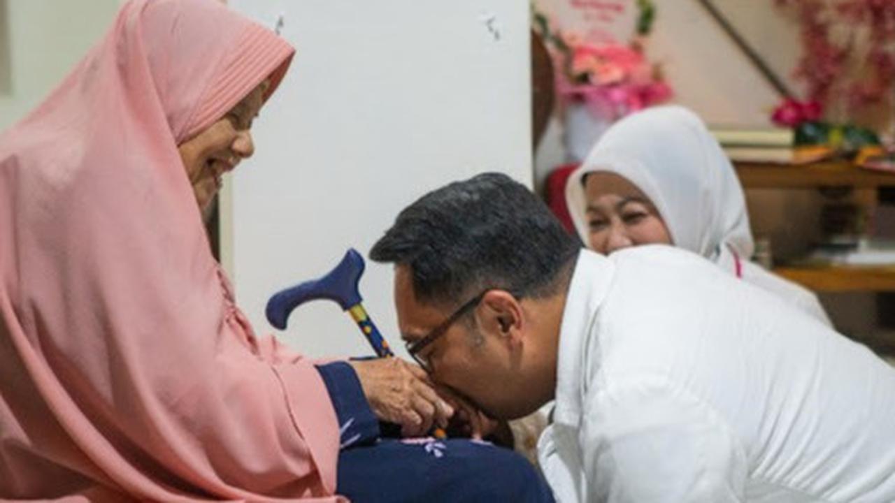 Ridwan Kamil Sungkem ke Ibunda Sebelum Kembali ke Jakarta