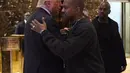 Belum lama mengalami gangguan mental, Kanye West yang masih dalam tahap pemulihan tampak hadir bersama Presiden Amerika terpilih, Donald Trump. Tidak hanya soal kehidupan, Kanye pun membahas hal lainnya.  (AFP/Bintang.com)