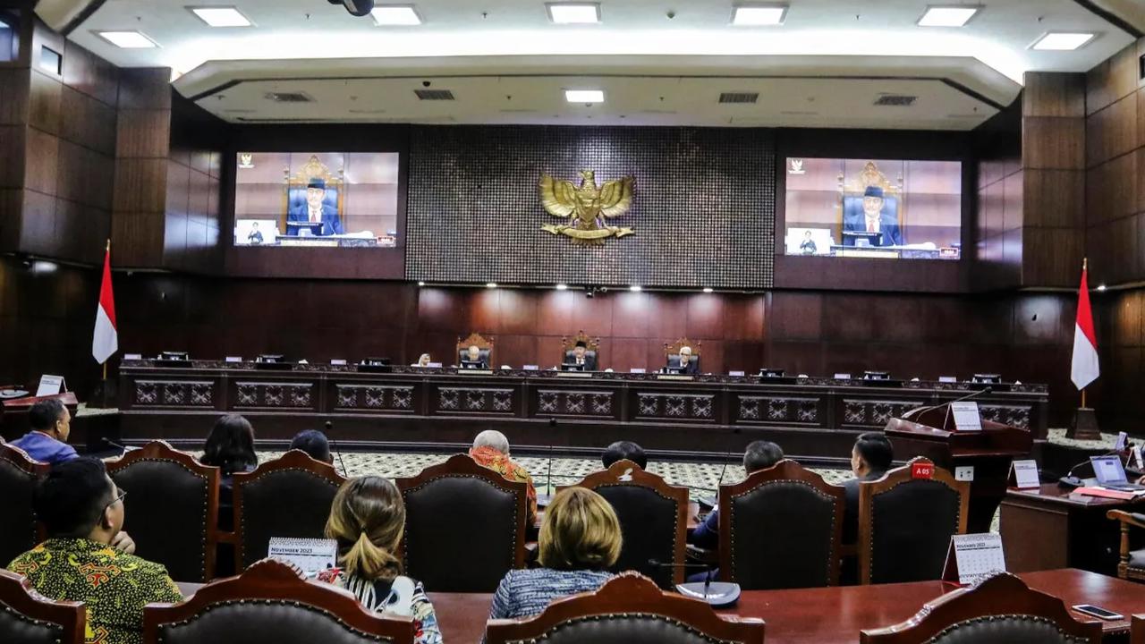 Di antaranya, Anwar Usman tidak mengundurkan diri dari proses pemeriksaan dan pengambilan keputusan nomor 90/PUU-XXI/2023. <br>