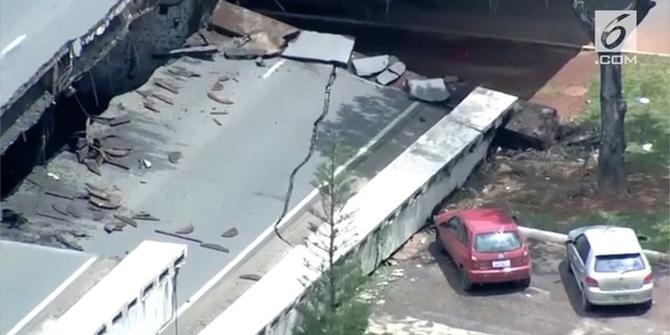 VIDEO: Jembatan Layang Ambruk, 2 Mobil Hancur