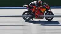 Pol Espargaro saat finis pertama pada sesi kualifikasi MotoGP Styria, Sabtu (22/8/2020). (JOE KLAMAR / AFP)