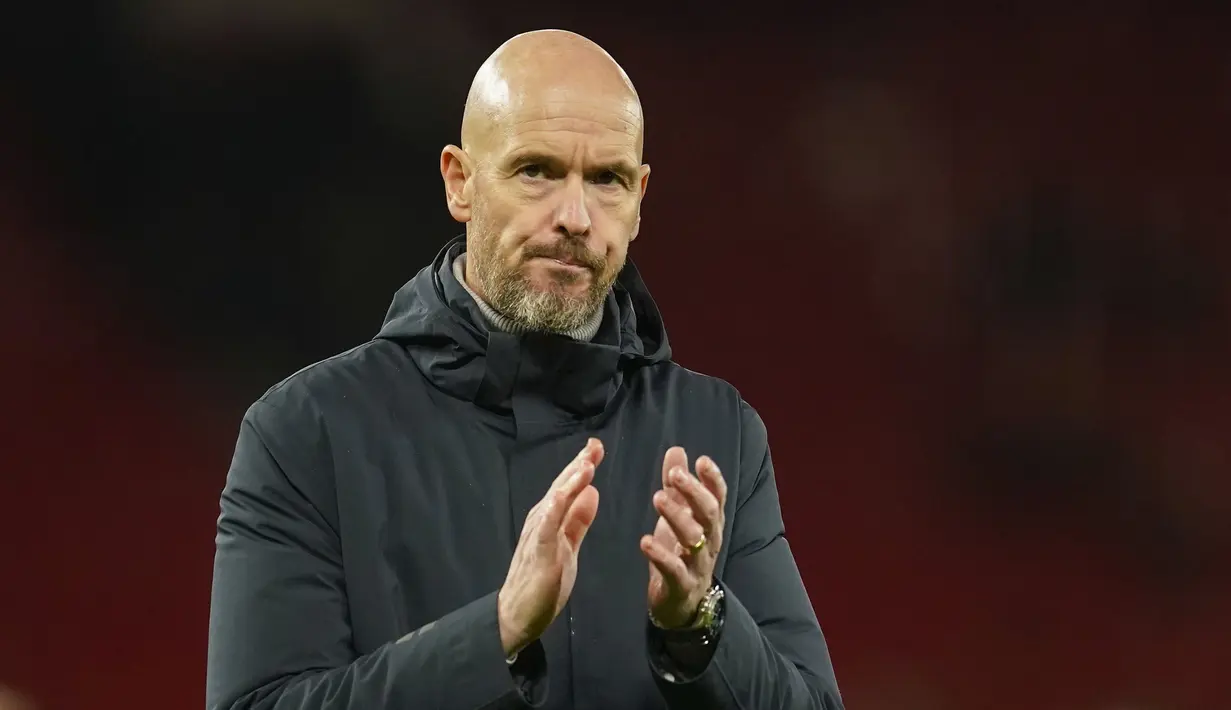 Pelatih Manchester United, Erik ten Hag memberikan tepuk tangan setelah laga 16 besar Carabao Cup 2023/2024 melawan Newcastle di Old Trafford, Manchester, Inggris, Kamis (02/11/2023) dini hari WIB. (AP Photo/Dave Thompson)