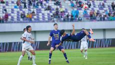 Tendangan salto striker Persita Tangerang, Hokky Caraka membobol gawang Persik Kediri dalam laga pekan ke-15 BRI Super League 2025/2026 di Indomilk Arena, Tangerang, Minggu (21/12/2025). (Bola.com/Muhammad Iqbal Ichan)