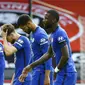 Para pemain Chelsea tampak lesu usai ditaklukkan Sheffield United pada laga Premier League di Stadion Bramall Lane, Sabtu (11/7/2020). Chelsea kalah tiga gol tanpa balas. (AP photo/Rui Vieira, Pool)