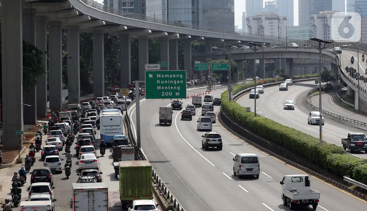 Kepadatan arus lalu lintas jalan Jenderal Gatot Subroto, Jakarta, Jumat (6/8/2021). Dirlantas Polda Metro Jaya mencatat, pada pelaksanaan PPKM level 4 minggu kedua terdapat kenaikan mobilitas warga Jakarta sebesar 26 persen dibanding saat PPKM Darurat dan PPKM Mikro. (Liputan6.com/Helmi Fithriansyah