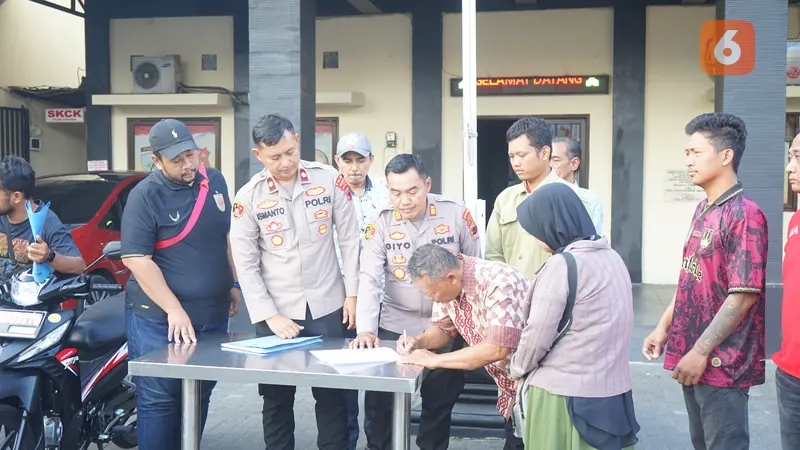 Suporter Solo-Semarang Ganti Motor Guru yang Dibakar usai Laga Derby Jateng