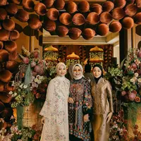 Duo Willy Sisters Kompak Berhijab, Gaya Lebaran Bareng Ibunda Jadi Sorotan. [@nikitawillyofficial94].