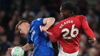 Bek muda Manchester United, Ayden Heaven, tampil apik ketika timnya menang 1-0 atas Chelsea pada laga pekan ke-33 Premier League di Stamford Bridge, Minggu (19/04/2026) dini hari WIB. (AP Photo/Kirsty Wigglesworth)