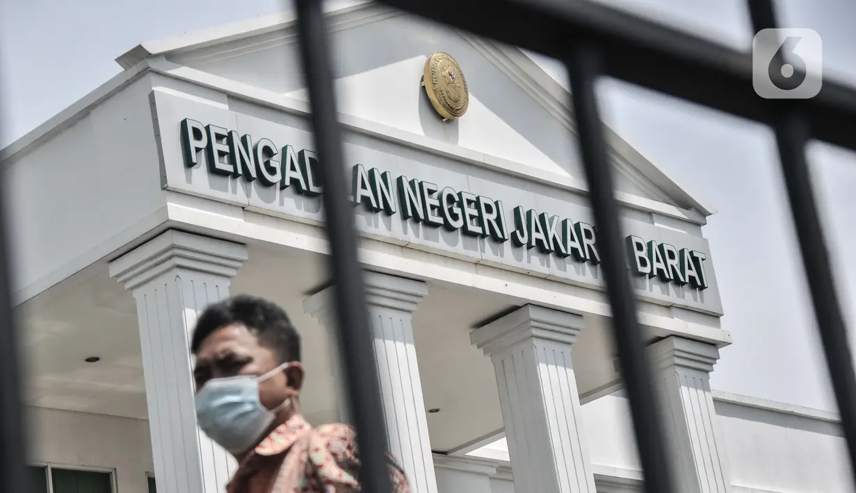 Petugas keamanan berjaga di gerbang pintu masuk saat penutupan sementara Pengadilan Negeri (PN) Jakarta Barat, Kamis (27/1/2022). Penutupan dimulai pada 27-31 Januari 2022 dan akan dibuka kembali pada 2 Februari 2022. (Merdeka.com/Iqbal S. Nugroho)