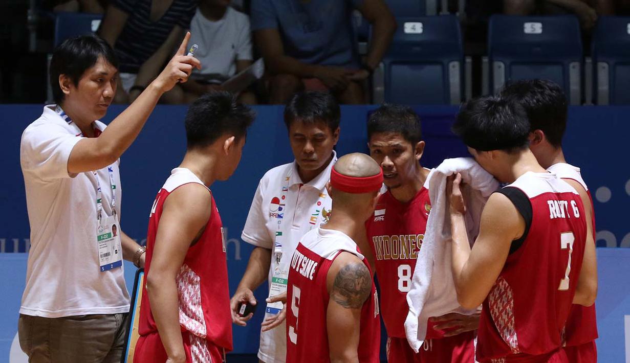 Pelatih basket putra Indonesia, Fictor Gideon Roring (kiri), terus memompa semangat pemain-pemainnya. (Bola.com/Arief Bagus)