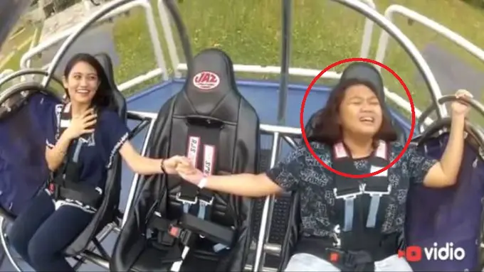 Cewek Malaysia Ini Baca Doa Makan Saking Ketakutan Naik Wahana! 