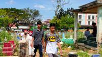 Para warga Palembang mendatangi komplek pemakaman di TPU Kandang Kawat Palembang pada hari pertama lebaran (Liputan6.com / Nefri Inge)