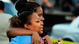 Salah satu keluarga korban penikaman menangis saat menyaksikan petugas melakukan penyelidikan di Louisiana, AS, Rabu (26/8/2015). Tersangka penikaman ditangkap satu jam kejadian. (REUTERS/Leslie Westbrook) 