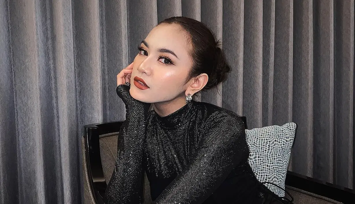 Mahalini terlihat menawan dengan makeup bold. Aplikasi lipstik gelap di bibirnya bikin pesona damage-nya makin maksimal. [@mahaliniraharja]