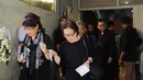 Para kerabat turut mengantarkan jenazah penyanyi 32 tahun itu menuju peristirahatan terakhirnya. Gurat kesedihan begitu terlihat dengan kematian mendadak Mike. (Galih W. Satria/Bintang.com)