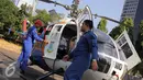 Petugas kepolisian melakukan pengecekan helikopter usai Apel Pasukan Operasi Ketupat Jaya 2015 di Mapolda Metro Jaya, Jakarta, Kamis (9/7/2015). Operasi Ketupat 2015 dilaksanakan 9 sampai 25 Juli 2015. (Liputan6.com/Helmi Afandi)