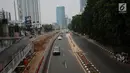 Sejumlah pengendara melintasi Jalan HR Rasuna Said, Jakarta, Jumat (1/9). Terkait libur perayaan Idul Adha, sejumlah ruas jalan protokol Ibukota Jakarta terlihat lengang. (Liputan6.com/Helmi Fithriansyah)