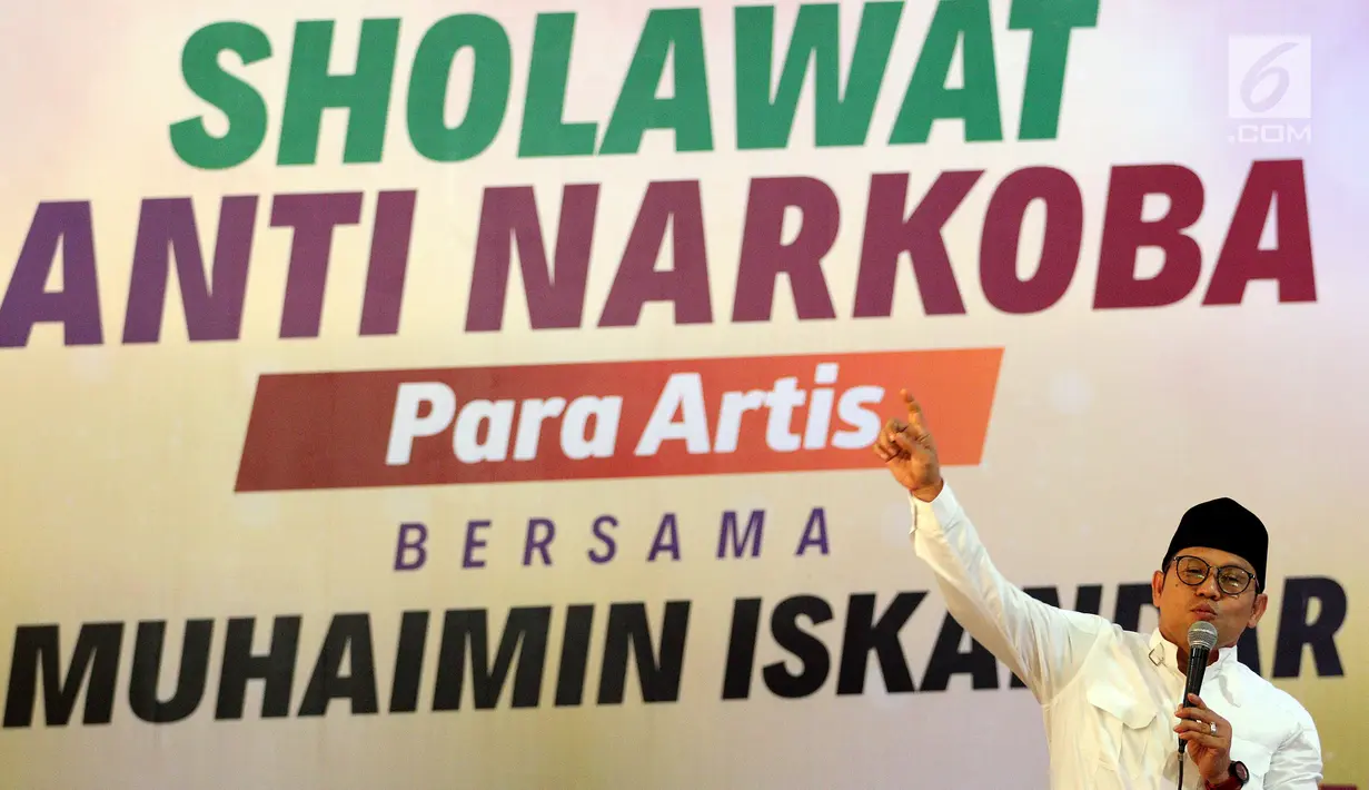 Ketua Umum PKB Muhaimin Iskandar memberi sambutan dalam Sholawat Anti Narkoba di Komplek Parlemen, Senayan, Selasa (6/3).  Acara ini sebagai bentuk ikhtiar untuk mensyiarkan bahaya menggunakan narkoba di kalangan selebriti. (Liputan6.com/Johan Tallo)