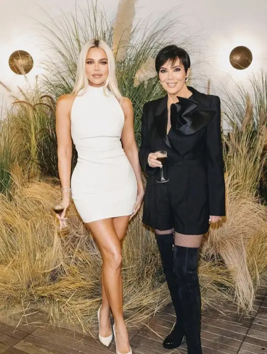 <p>Kris Jenner tampil memukau dengan powersuit yang dipadukan dengan celana pendek hitam. Paduan boots menambah gaya sempurna yang begitu penuh pernyataan. [Foto: Instagram/ Kris Jenner]</p>