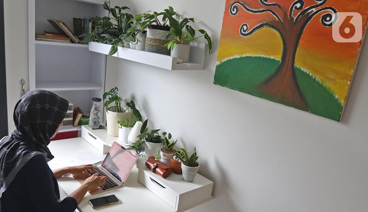 Penulis Skenario, Swastika Nohara (42) menyelesaikan pekerjaannya di kediamannya, Bintaro, Jakarta, Rabu (15/07/2020). Untuk mengusir kejenuhan, kegiatan baru yang rutin dilakukan Swastika Nohara adalah merawat, mengoleksi serta membudidayakan beragam tanaman hias. (Liputan6.com/Herman Zakharia)