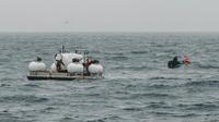 Dikutip dari New York Post pada Selasa, 20 Juni 2023, penjaga pantai mengatakan pada Senin bahwa operator kapal selam tersebut, OceanGate Expeditions, memberi tahu mereka bahwa kapal yang hilang itu dapat menyediakan pasokan oksigen bagi lima penumpangnya selama sekitar empat hari sebelum akhirnya habis. (Action Aviation via AP)