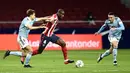 Gelandang Atletico Madrid, Geoffrey kondogbia membawa bola dari kawalan gelandang Celta Vigo, Denis Suarez pada pertandingan La Liga Spanyol di stadion Wanda Metropolitano di Madrid, Spanyol, Selasa (9/2/2021). Meski imbang, Atletico tetap bertengger di puncak klasemen. (AP Photo/Jose Breton)