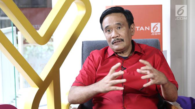 Pembina Bara Baja Djarot Saiful Hidayat saat wawancara di kantor KLY, Jakarta, Rabu (19/9). Djarot adalah politisi PDI Perjuangan yang pernah menjabat sebagai anggota DPR RI periode 2014-2019. (Liputan6.com/Herman Zakharia)