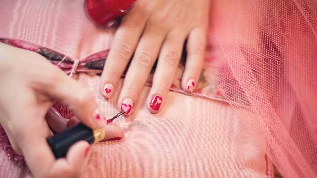 motif hiasan kuku hari valentine