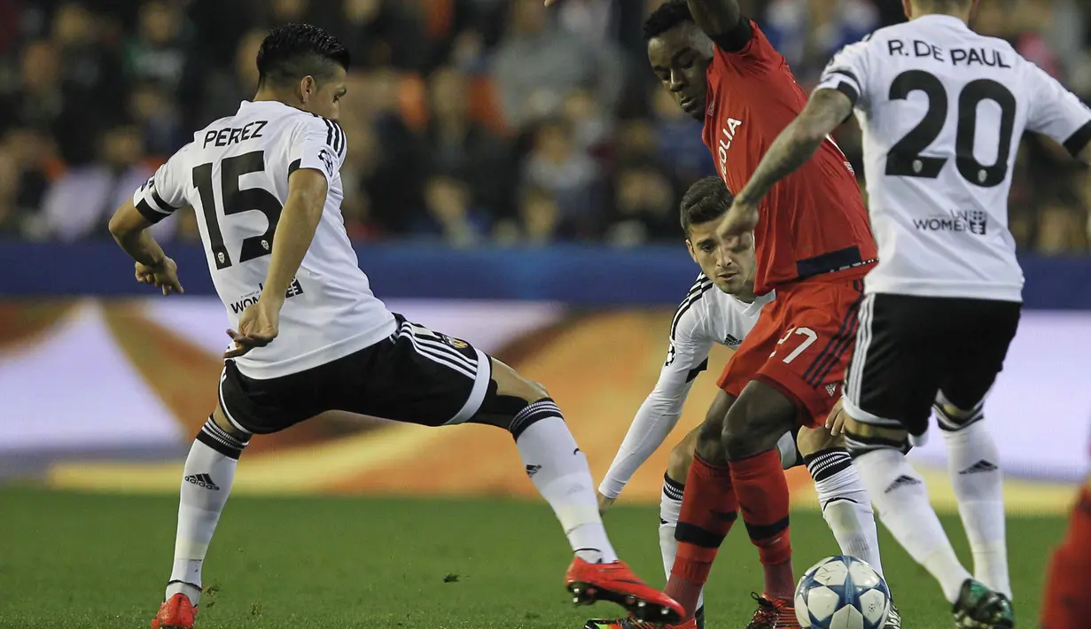 Pemain Lyon,  Maxwell Cornet (tengah) menjadi salah satu pencetak gol ke gawang Valencia pada lanjutan Liga Champions grup H di Stadion Mestalla, Valencia, Kamis (10/12/2015). (AFP Photo/Jose Jordan)