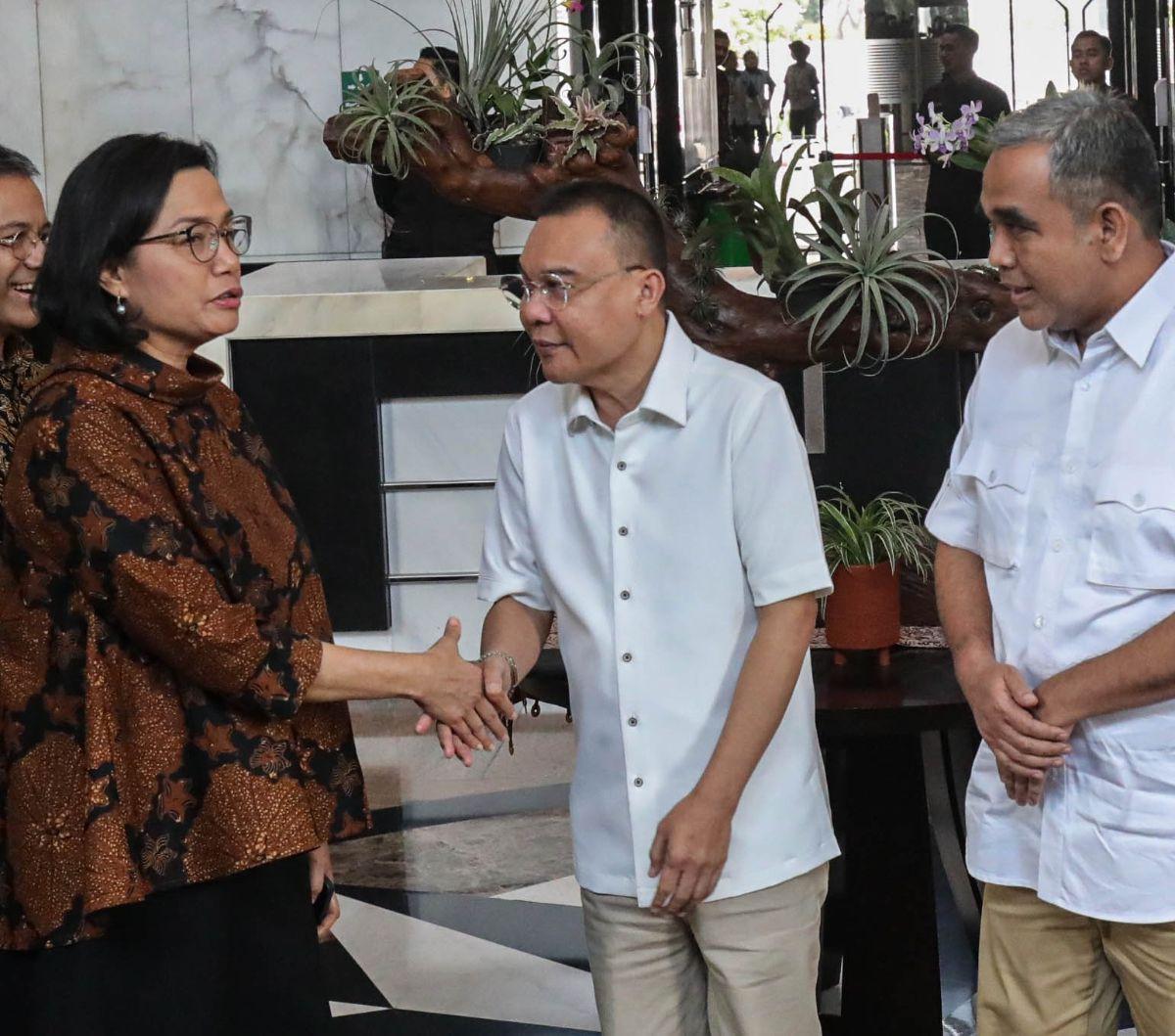 Menteri Keuangan Sri Mulyani (kanan) bersalaman dengan Ketua Tim Gugus Tugas Sinkronisasi Prabowo-Gibran Sufmi Dasco Ahmad (kiri) di Kantor Kementerian Keuangan, Jakarta, Jumat (31/5/2024).&nbsp;Tim sinkronisasi Prabowo-Gibran mengaku telah berkomunikasi 