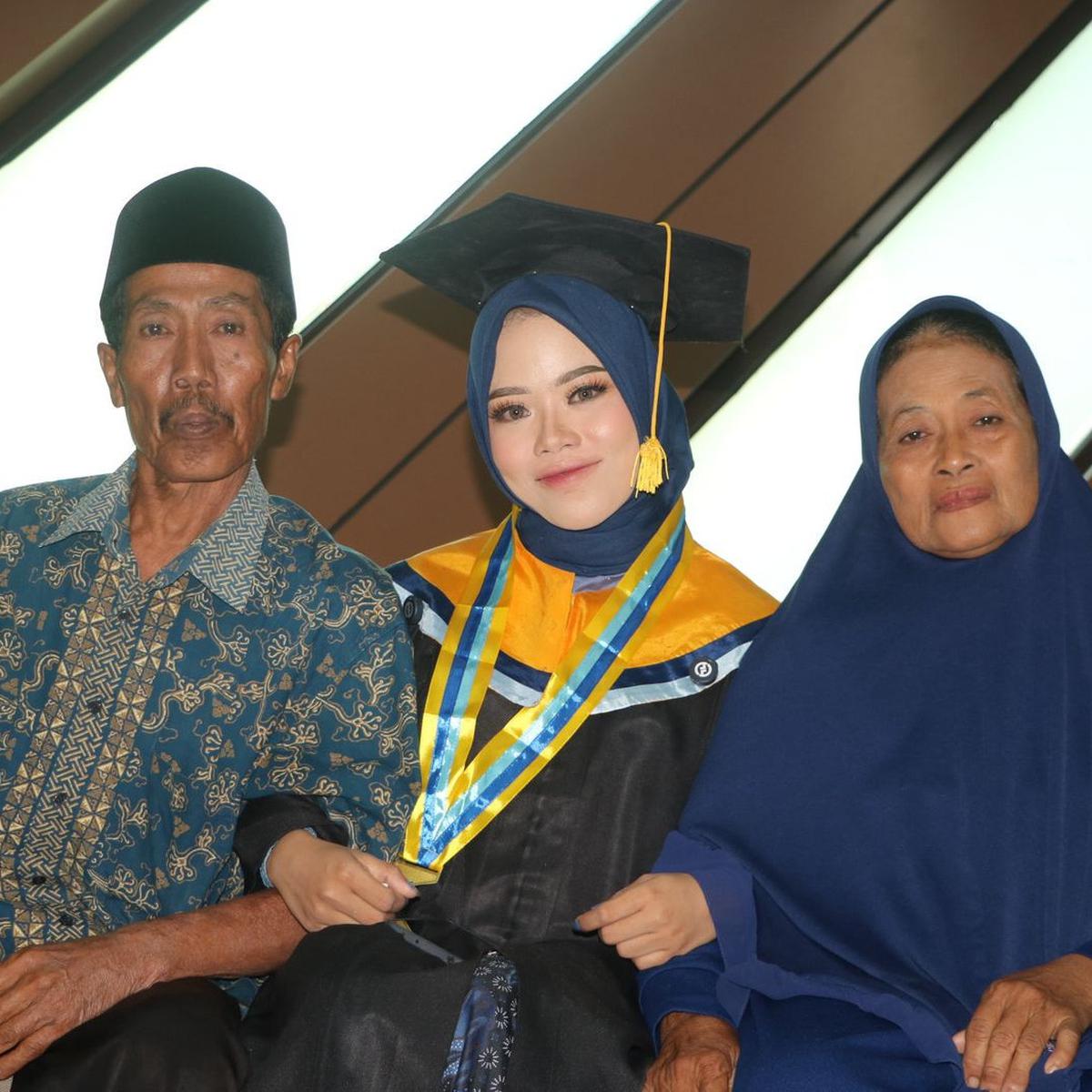 anak petani sederhana lulus sarjana