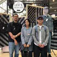 Perjalanan lima tahun berdirinya Needle Works Studios yang&nbsp; berawal dari jasa reparasi jeans di Semarang yang jadi brand artisan (Foto: Fimela.com/Novi Nadya)