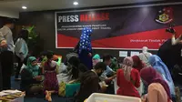 Puluhan jemaah memadati kantor Bareskrim, Gambir, Jakarta Pusat. Pengambilan parpor sudah berlangsung sejak sepekan ini. (Liputan6.com/Muhammad Radityo Priyasmoro)