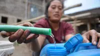 Warga mengisi air untuk kebutuhan air minum dan memasak karena kesulitan air bersih akibat kemarau di kawasan lereng gunung Sumbing, Temanggung, Jateng. (Antara)