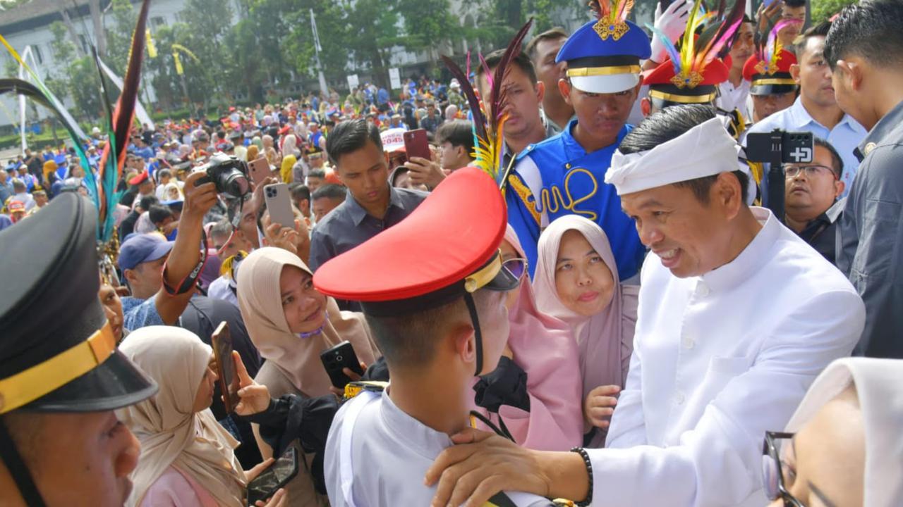VIDEO: Defile Siswa Lulusan Barak TNI, Yel-Yel Sangar Ala Militer Depan Dedi Mulyadi
