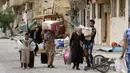 Ratusan warga sipil mulai kembali ke rumah mereka di kota modern Palmyra, berdekatan dengan kota kuno Suriah, Sabtu (9/4). Warga kembali ke rumah mereka setelah dibebaskannya dua kota tersebut dari tangan ISIS. (Louai BESHARA/AFP)