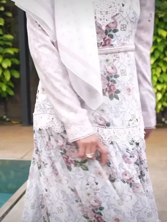 Potret Gamis Motif Floral Maia Estianty
