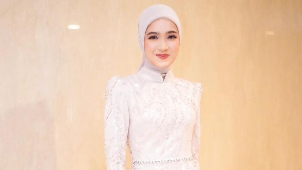 5 Model Gamis Kerah Mandarin Kekinian yang Cocok untuk Hijaber Usia 30-an